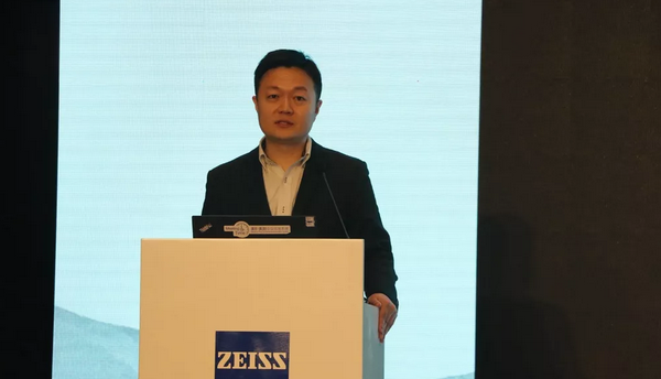 4月26日至28日，2019蔡司屈光中国用户会在北京如约举行，分享 激光屈光手术技术和经验，携手共同提升手术质量，为患者提供更 的医疗服务。华厦眼科医院集团派出多人组成的专家团队参会，与来自全国各地的眼科同仁深入探讨交流，碰撞思想火花，分享 严谨的学术观点，展现出了华厦人强劲的学术风采5.png