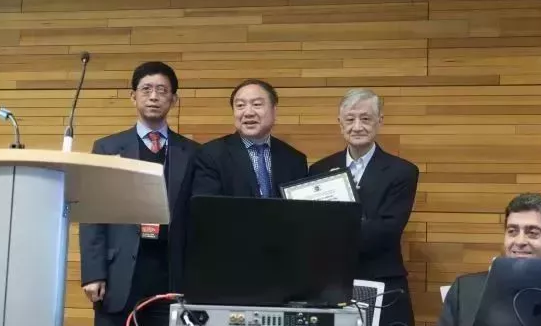 继黎晓新教授之后，来自厦门眼科中心的赵堪兴教授也获得美国眼科学和视觉科学研究大会2019年中国-ARVO眼科高峰论坛杰出领袖奖(Outstanding Leadership Award)2