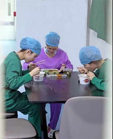 海西晨报：走进厦门大学附属厦门眼科中心五缘院区手术室的等候区，便来到了这家医院 安静、 神秘的地方——手术室9.jpg