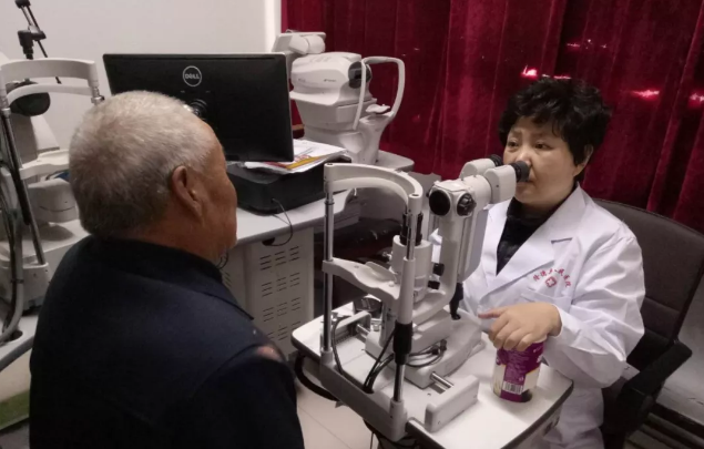 13日，厦门眼科中心白内障专科的李立梅博士所带领的医疗小组，在抵达隆德后就直奔县人民医院。13日、14日两天，医疗小组接连为14位老年白内障患者实施了“白内障超声乳化+人工晶体植入术”，让他们有机会重见光明3.png
