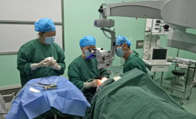 13日，厦门眼科中心白内障专科的李立梅博士所带领的医疗小组，在抵达隆德后就直奔县人民医院。13日、14日两天，医疗小组接连为14位老年白内障患者实施了“白内障超声乳化+人工晶体植入术”，让他们有机会重见光明4.png