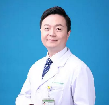 内蒙古高度近视大汉在华厦眼科医院蔡磊琳副院长帮助下顺利摘镜3.png