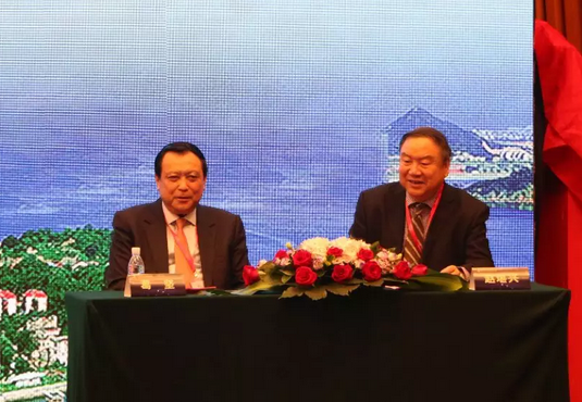 眼科界“ 强大脑”登鹭，掀起“头脑风暴” ——第五届华厦眼科环球论坛召开2.png