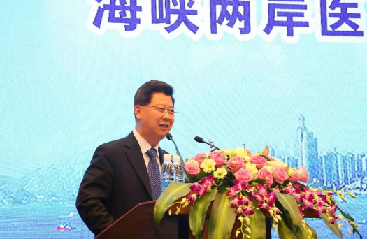 鹭岛初夏，钟灵毓秀;四海宾朋齐聚厦门。对他们来说，时节带来繁花似锦并非意中物，比美景更吸引他们的，是一场全球眼科医学的群英会——第五届华厦眼科环球论坛于鹭岛之滨召开。论坛主席由黎晓新、赵堪兴、葛坚、刘祖国共同担任。大会还邀请了海峡两岸医药卫生交流协会会长王立基;厦门市卫生健康委员会副主任孙卫;厦门市医学会副秘书长柳辉;中华医学会眼科学分会副主委、重庆医科大学附属第*医院副院长杨培增教授;4.png