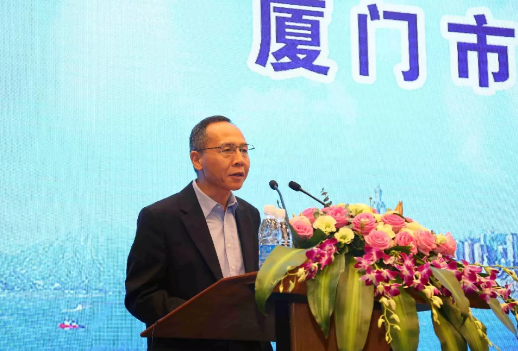 鹭岛初夏，钟灵毓秀;四海宾朋齐聚厦门。对他们来说，时节带来繁花似锦并非意中物，比美景更吸引他们的，是一场全球眼科医学的群英会——第五届华厦眼科环球论坛于鹭岛之滨召开。论坛主席由黎晓新、赵堪兴、葛坚、刘祖国共同担任。大会还邀请了海峡两岸医药卫生交流协会会长王立基;厦门市卫生健康委员会副主任孙卫;厦门市医学会副秘书长柳辉;中华医学会眼科学分会副主委、重庆医科大学附属第*医院副院长杨培增教授;5.png