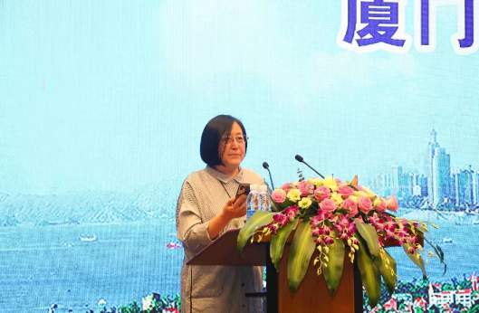 鹭岛初夏，钟灵毓秀;四海宾朋齐聚厦门。对他们来说，时节带来繁花似锦并非意中物，比美景更吸引他们的，是一场全球眼科医学的群英会——第五届华厦眼科环球论坛于鹭岛之滨召开。论坛主席由黎晓新、赵堪兴、葛坚、刘祖国共同担任。大会还邀请了海峡两岸医药卫生交流协会会长王立基;厦门市卫生健康委员会副主任孙卫;厦门市医学会副秘书长柳辉;中华医学会眼科学分会副主委、重庆医科大学附属第*医院副院长杨培增教授;8.png