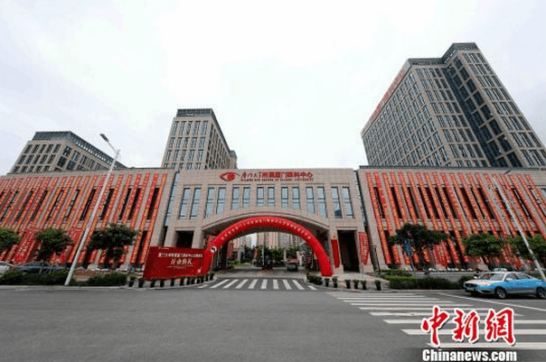中新网厦门6月2日电 (杨伏山 林路遥)厦门大学附属厦门眼科中心与中国电信厦门分公司、华为技术有限公司2日在厦门举行5G应用示范医院合作框架协议签约仪式，共同打造中国内地领*的5G眼科智能应用示范医院，以“互联网+医疗”驱动数字医疗产业和服务升级4.png