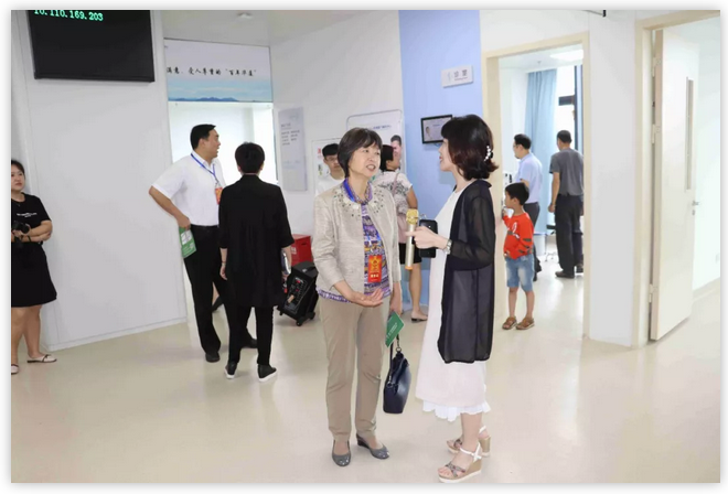 6月12日上午，厦门市思明区鹭江街道人大工委主任王国强、开元街道人大工委主任陈玉印等人大代表一行，走进华厦医疗园参观考察。华厦眼科医院集团董事长苏庆灿及院领*班子成员陪同。4.png
