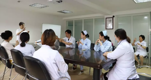 6月28日下午，上海和平眼科医院党支部医护手语培训课如期开始。自从医院开通“爱心助聋通道”以来，通过每一*次手语课程的学习，医护人员已经基本掌握了一些日常用语及简单的就医情景对话，并在手语老师的指导下开始尝试与聋人病患用手语交流2.png