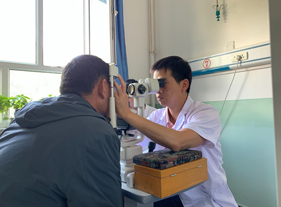 中国常州网：常州眼科专家陈兵“打飞的”赴尼勒克送“光明”3.png