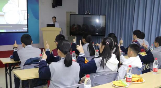 1月16日下午，厦门双十中学初一年段的同学们在老师们的带领下，走进厦门大学附属厦门眼科中心，一同探寻眼睛奥秘，开启一场“睛”彩的研学之旅。以拓展青少年视野，让青少年学习眼健康知识，提升学生们的爱眼意识2.jpg