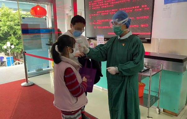 不一样的一线，一样的坚守——华厦眼科集团本部厦门眼科中心守护爱与光明6.png