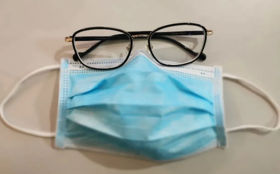 戴口罩近视眼镜总起雾怎么办？试试这几种办法：近视手术摘镜1.png