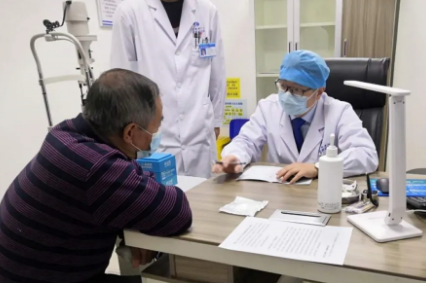 现任莆田市医学会眼科分会副主任委员，福建省医学会眼科分会眼整形组成员刘励医生，今年强力加盟莆田眼科医院，担任医院业务院长。这一“强援”的加盟，将引领莆田眼科医院的诊疗实力迈上更高台阶，造福莆田市乃至周边的眼疾患者1.png