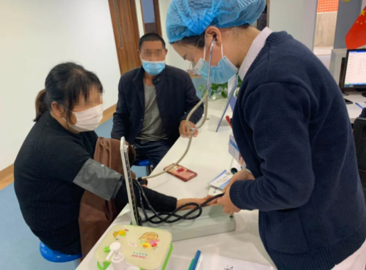 多年后，再回郑州华厦眼科医院向徐惠民院长“汇报”自己重获光明后收获的幸福1.png