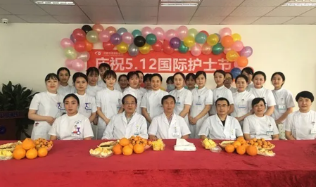 为了加强院内感控管理，使护理人员更加贴近患者，更利于护士自在的工作， 5月11日下午3点，成都华厦眼科医院全体护理人员齐聚会议室举行了脱帽仪式。1.png