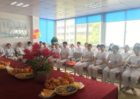 为了加强院内感控管理，使护理人员更加贴近患者，更利于护士自在的工作， 5月11日下午3点，成都华厦眼科医院全体护理人员齐聚会议室举行了脱帽仪式。2.png