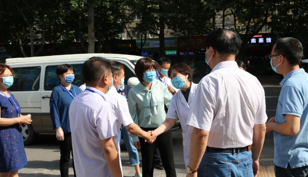 西安市雁塔区大人视察组一行莅临西安华厦眼科医院调研指导1.png