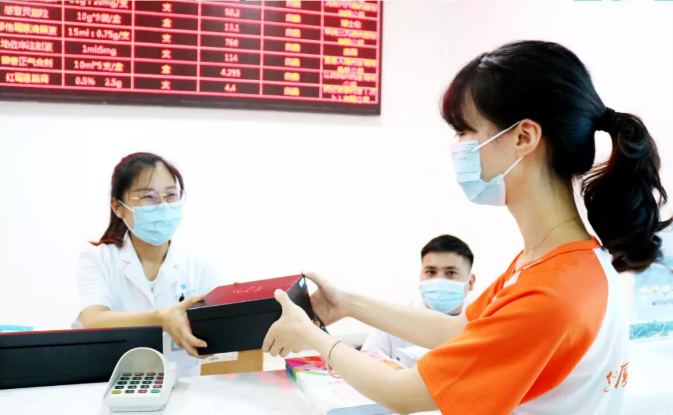 公益助力高考 爱心情暖华厦 ——重庆华厦眼科医院工会助力高考暨关爱员工活动进行中2.png