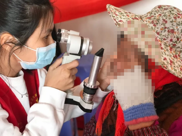 高山上的一抹志愿红—— 厦门眼科中心凤凰花“光明先锋”志愿服务队走进高山村落5.png