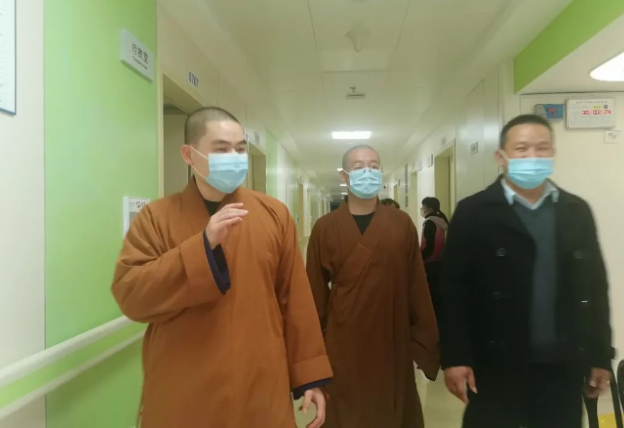 崇慈向善·与爱同行！厦门眼科中心携手鸿山慈善会助力贫困眼疾患者重获光明3.png