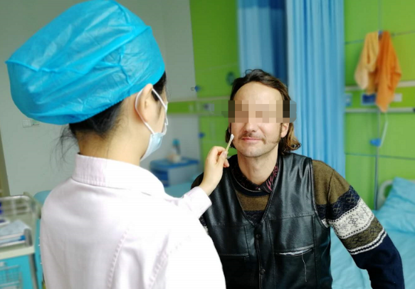 我看到了9个月亮，中国医生一招解决！“洋女婿”患白内障几近失明，在厦门眼科中心手术1.png