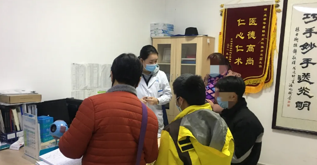 伟大伯母四处借钱为侄儿做近视手术 成都华厦眼科：手术费免了！2.png