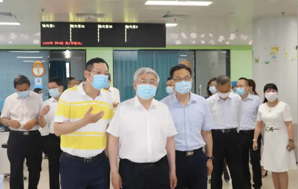 省市领*陪同刘永富主任一行调研华厦眼科：仁心仁术，为公益事业贡献华厦力量2.png