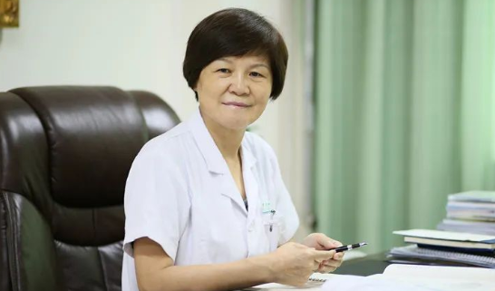 郑州华厦视光：“狠人”刘苏冰的3件宝：咖啡、止疼片、安眠药，让她时刻处在较佳状态。找她做近视手术，放心！1.png