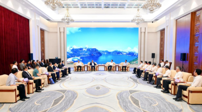 吉林省委书记景俊海、省长胡玉亭会见华厦眼科苏庆灿董事长等企业家考察团一行1.png