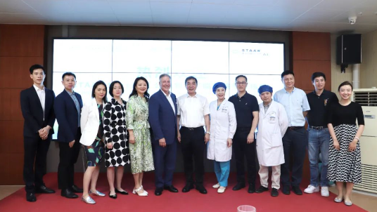 STAAR公司全球CEO跨越上万公里，与华厦眼科携手迈向“ICL手术”新时代1.png
