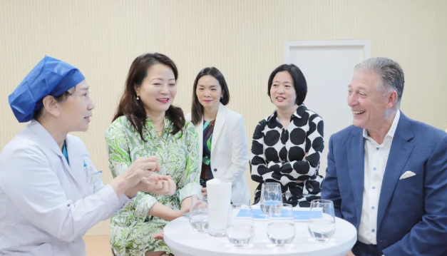 STAAR公司全球CEO跨越上万公里，与华厦眼科携手迈向“ICL手术”新时代3.png