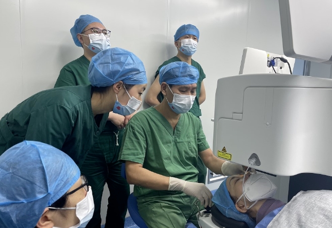 华厦眼科医生·医声霍鸣：有口皆【医生·医声】霍鸣：有口皆碑的“光明掌门人”碑的“光明掌门人”3.png