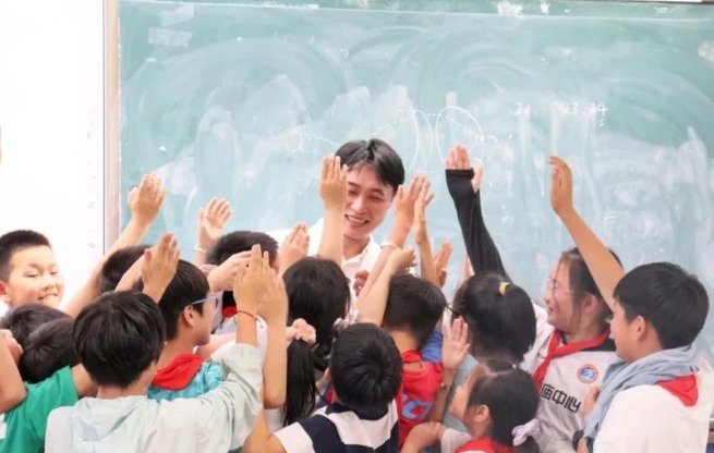 华厦眼科：聚焦“一老一小”，全力打造6月“华厦爱眼月”5.png